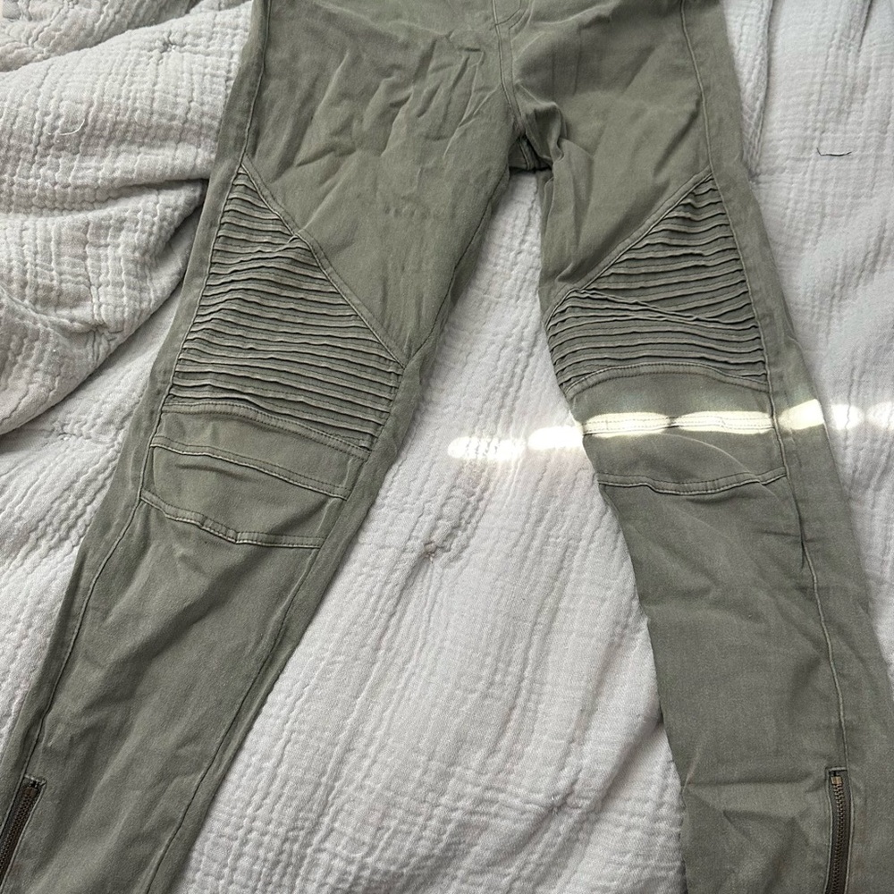 Beulah Olive Green Casual Pants